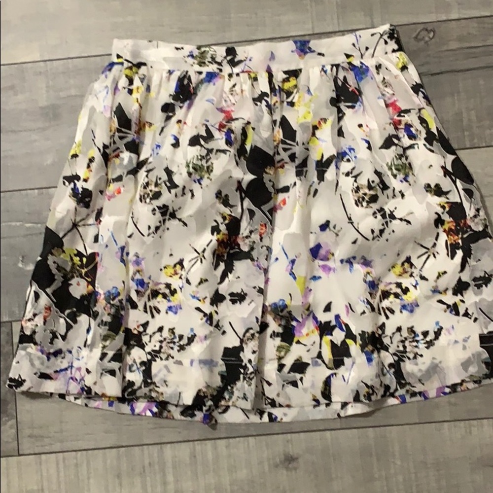 Elizabeth and James Risley White multi skirt SZ 8